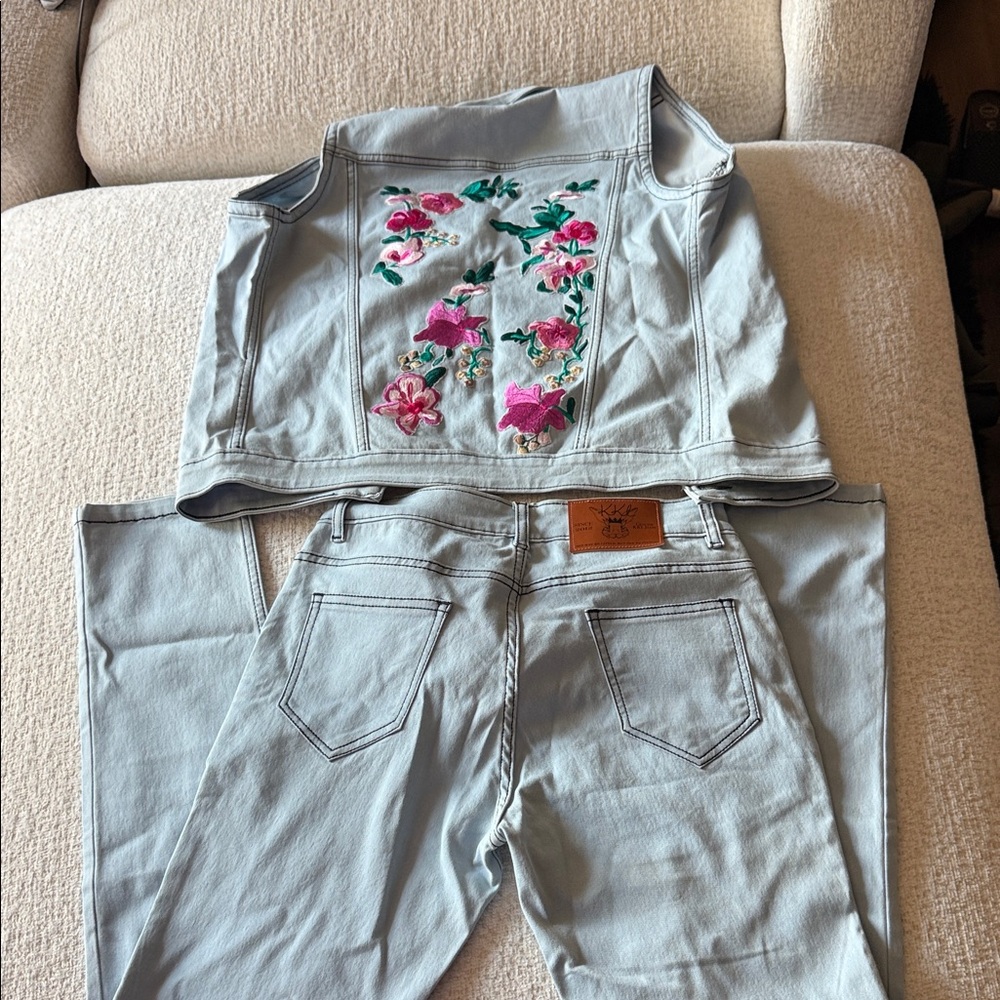 Women's Straight Leg Jeans with Floral Embroidery